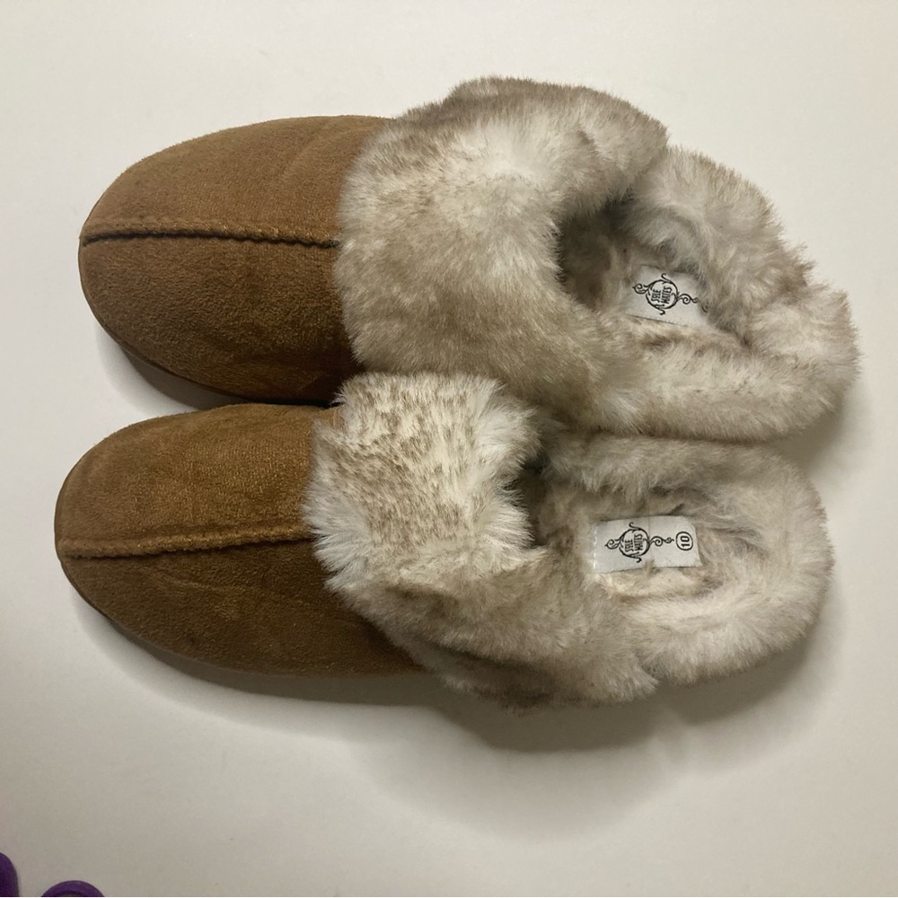 Sole Mates Cream Faux Fur Slippers Size 10